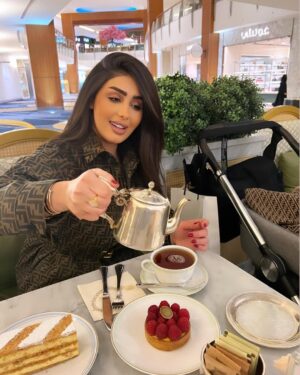 Hanadi Al-Kandari Instagram - أخرج من معطفه الجريدة وعلبة الثقاب
ودون أن يلاحظ اضطرابي.. ودونما اهتمام
تناول السكر من أمامي
ذوب في الفنجان قطعتين.. وفي دمي ذوب وردتين
ذوبني.. لملمني.. بعثرني
شربت من فنجانه.. سافرت في دخانه
وما عرفت أين
كان هناك جالساً.. ولم يكن هناك
يطالع الأخبار
وكنت في جواره
تأكلني الأفكار.. تضربني الأمطار
يا ليت هذا الرجل المسكون بالأسرار
فكر أن يقرأني.. ففي عيوني أجمل الأخبار
وبعد لحظتين
دون أن يراني
ويعرف الشوق الذي اعتراني
تناول المعطف من أمامي
وغاب في الزحام
مخلفاً وراءه الجريدة وحيدة