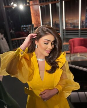 Hanadi Al-Kandari Instagram - 💛 يليق بكَ أن تكون نورًا لا ينطفئ، أن تكون وردًا لا يموت وماءً لا يجف، يليق بك أن تكون كلّ الأشياء السعيدة التي لا يمكن أن يعبرها الحزن يومًا ما، فقط وُجدت لتُبدع.