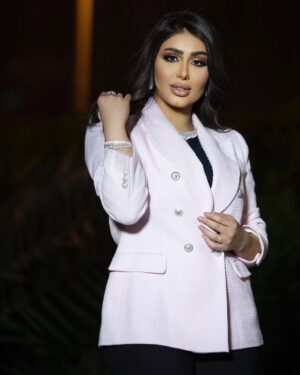 Hanadi Al-Kandari Instagram - يــا أغلى من روحي علي .. يا أحلى شي وأغلى شي
إن قلت أحبك شفتها .. هالكلمة في حقك شوي
قلبي اللي من شوقه يجيك .. يغار من حبي عليك
مايحبك إلا يمـــوت فيك.. ويحسك أقرب مني لي
توأم روحي❤️