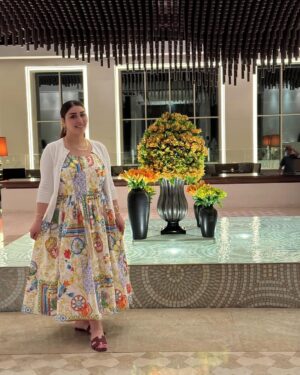 Hanadi Al-Kandari Instagram - محتارين وين تصيفون مع عيالكم ديره قريبه وميزانيتها حلوه انصحكم تاخذونهم أبوظبي انا ومحمد و اليهال رحنا جزيره ياس اعيالي واااايد استانسو وكل يوم كنا نوديهم مكان @visitabudhabiar @yasisland @seaworldyasisland @wbworldyasisland @