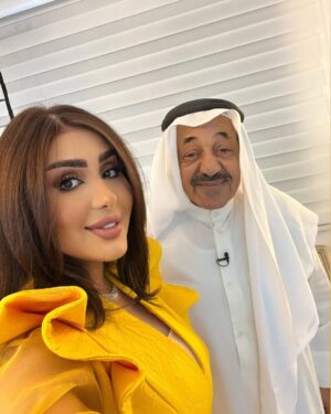 Hanadi Al-Kandari Instagram - مع الفنان القدير عبدالامام عبدالله دائما يقولي من أول عمل جمعنا (أنتي نجمه كبيرة ) ما نسي كل كلمه تشجيع نصحني فيها وسعيده أكثر أنه طلب مني أن أكون ضيفه اشاركه في برنامج السيف هذا شرف كبير بنسبه لي💐💐