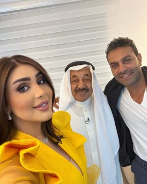 Hanadi Al-Kandari Instagram - مع الفنان القدير عبدالامام عبدالله دائما يقولي من أول عمل جمعنا (أنتي نجمه كبيرة ) ما نسي كل كلمه تشجيع نصحني فيها وسعيده أكثر أنه طلب مني أن أكون ضيفه اشاركه في برنامج السيف هذا شرف كبير بنسبه لي💐💐