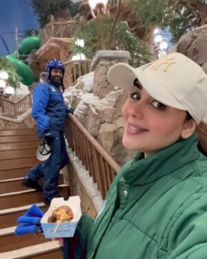 Hanadi Al-Kandari Instagram - محتارين وين تصيفون مع عيالكم ديره قريبه وميزانيتها حلوه انصحكم تاخذونهم أبوظبي انا ومحمد و اليهال رحنا جزيره ياس اعيالي واااايد استانسو وكل يوم كنا نوديهم مكان @visitabudhabiar @yasisland @seaworldyasisland @wbworldyasisland @