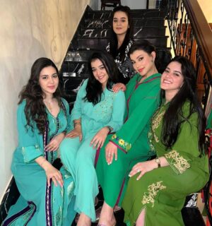 Hanane El Khader Instagram - Family time  #hananeelkhader #حنان_الخضر  Les tenues by @hautecouture_ms