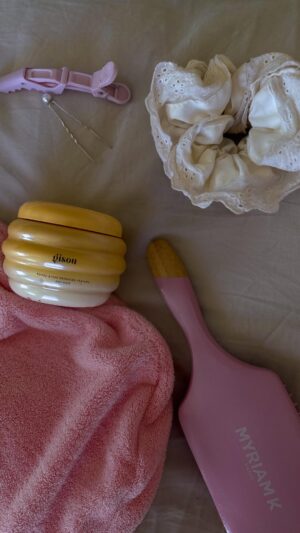Haneia Maurer Instagram - I’m sorry I’m just a girl💗🌸

J’ai testé le nouveau masque gloss 
🍯Honey infused @gisou et il est wooow!!! Mon astuce : bien laisser poser pour un effet encore plus #glossy 
🎀 @myriamkhair brush   linge microfibre 

#hair #mask #therapie