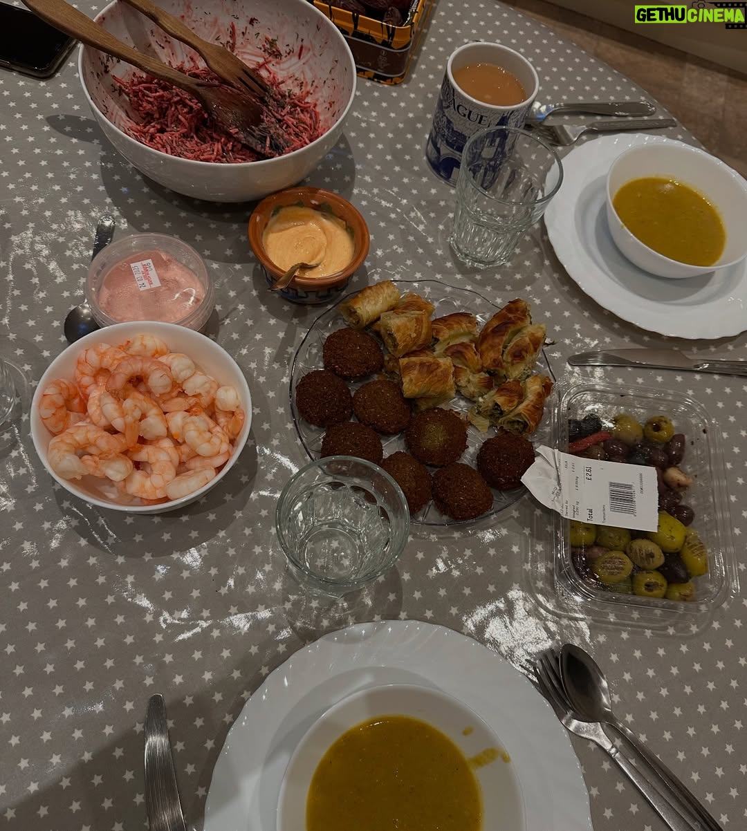 Hannah Al Rashid - 7.9K Likes - Alhamdulillah bisa merasakan puasa sebentar di rumah bersama Mama ✨🌸💕
The hardest thing about heading back to london for Ramadan is not being able to plan my days around food as usual 🤣🤣🤣 but managed to get in some incredible iftars amongst friends and loved ones. Also met my first love, kebabs, on multiple occasions. Alhamdulillah.
Semoga sisa bulan suci ini membawa berkah yang melimpah untuk kalian dan keluarga kalian semua ✨🤍🙏🏼
#goblokglam