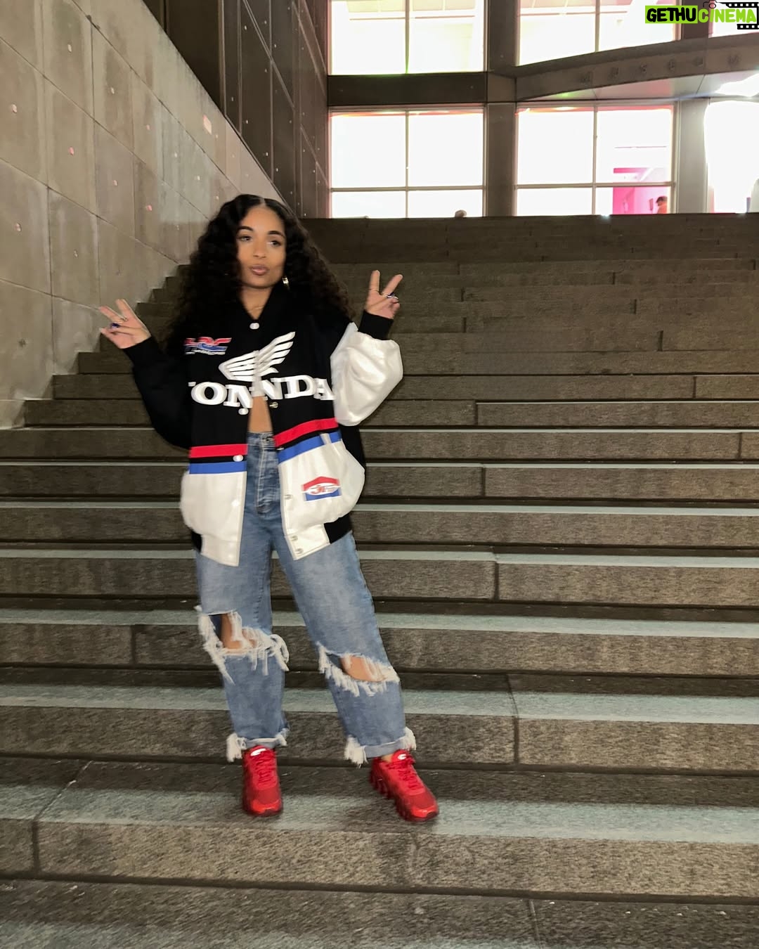 Hannaha Hall - 3 Likes - she outside.
@dtlrofficial
#airmaxday