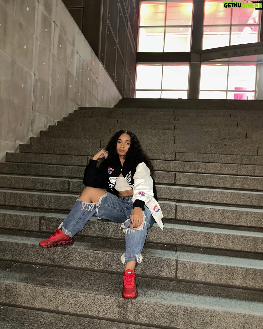 Hannaha Hall - 3 Likes - she outside.
@dtlrofficial
#airmaxday