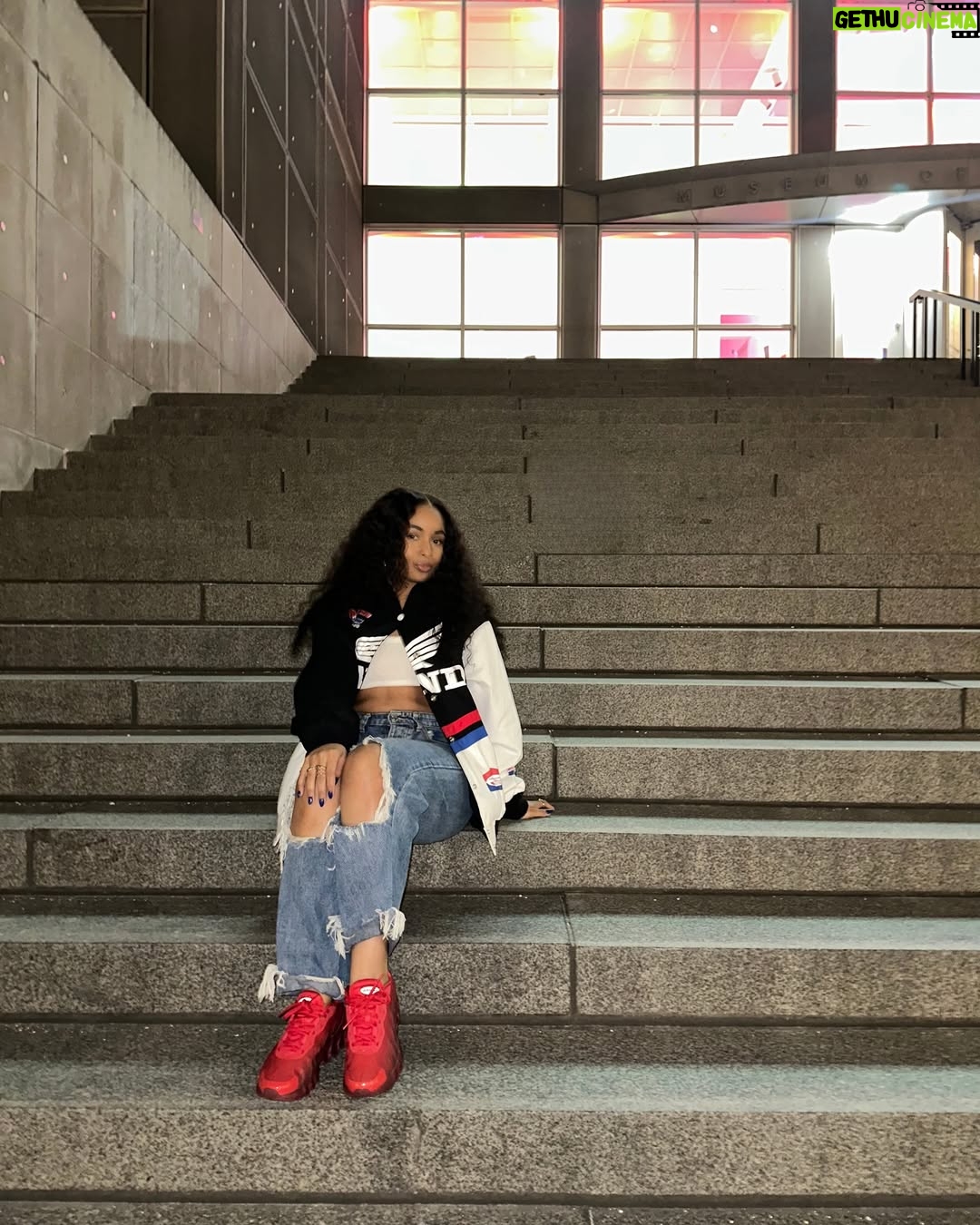 Hannaha Hall - 3 Likes - she outside.
@dtlrofficial
#airmaxday