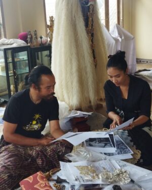 Happy Salma Instagram - ..
Butiran waktu meleleh dimataku…
…Dia. Yang mengabadikan aneka peristiwa walau tanpa saya sadari. Dia adalah sahabat yang saya sayang @vanesamartida 📸