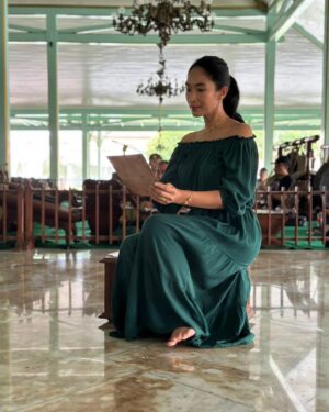 Happy Salma Instagram - ..
Butiran waktu meleleh dimataku…
…Dia. Yang mengabadikan aneka peristiwa walau tanpa saya sadari. Dia adalah sahabat yang saya sayang @vanesamartida 📸