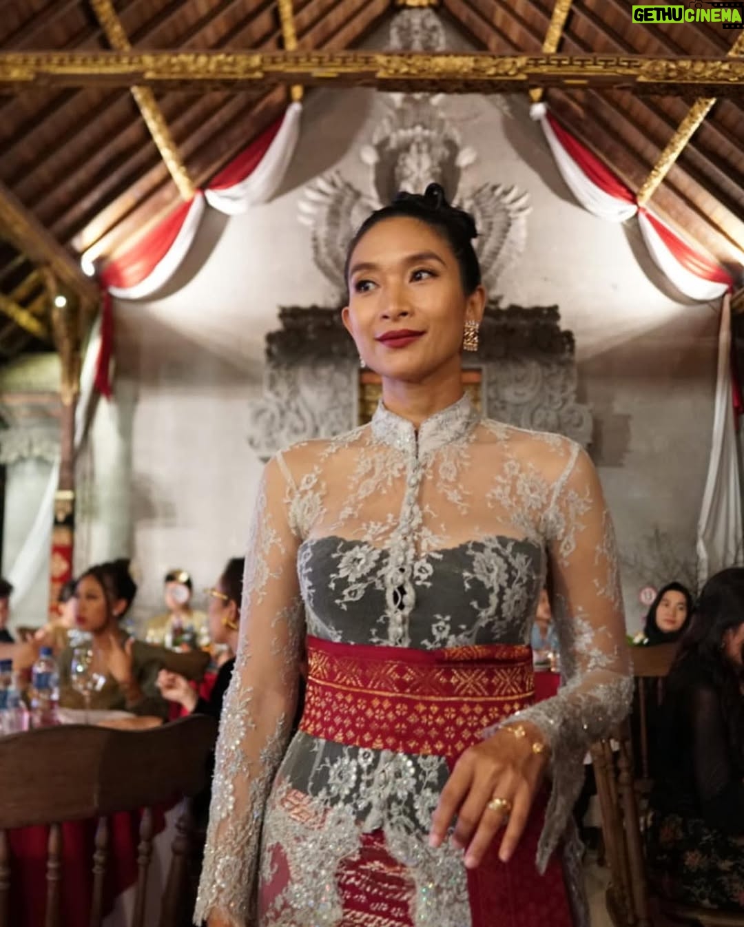 Happy Salma - 5.9K Likes - ..
Butiran waktu meleleh dimataku…
…Dia. Yang mengabadikan aneka peristiwa walau tanpa saya sadari. Dia adalah sahabat yang saya sayang @vanesamartida 📸
