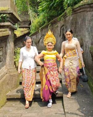 Happy Salma Instagram - Kenang-kenangan saat mengapit kinandari 🌺