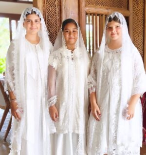 Happy Salma Instagram - Mohon maaf lahir dan batin. Selamat hari raya Idul Fitri. Semoga berkah dalam kebersamaan❤️

Busana @lutfiegani