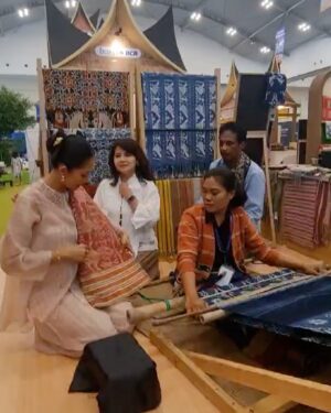 Happy Salma Instagram - Ada hari-hari yang diisi dengan kegiatan. 
Dan didalamnya selalu ada saja hal seru dan mengesankan.
Saya berhias, makan baik, lalu berbincang tentang @tuloladesigns dan #baktibca yang punya perasaan sama. Setelah itu saya bertemu orang yang punya integritas hidup seperti umbu dari sumba, dan mamak yang menenun. Mereka pahlawan budaya. Hati saya penuh.

Busana @dennywirawanofficial 
Penata rias @makeup.aktris 
Penata rambut @ichanaahair
Perhiasan @tuloladesigns