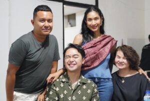 Happy Salma Instagram - Hari ulang tahunnya sudah lewat, tapi panjang berkahnya. Terima kasih untuk kejutan manis ini sobat💘 Saya beruntung❤️🌺⭐️
📸 @mitaluvthemoon