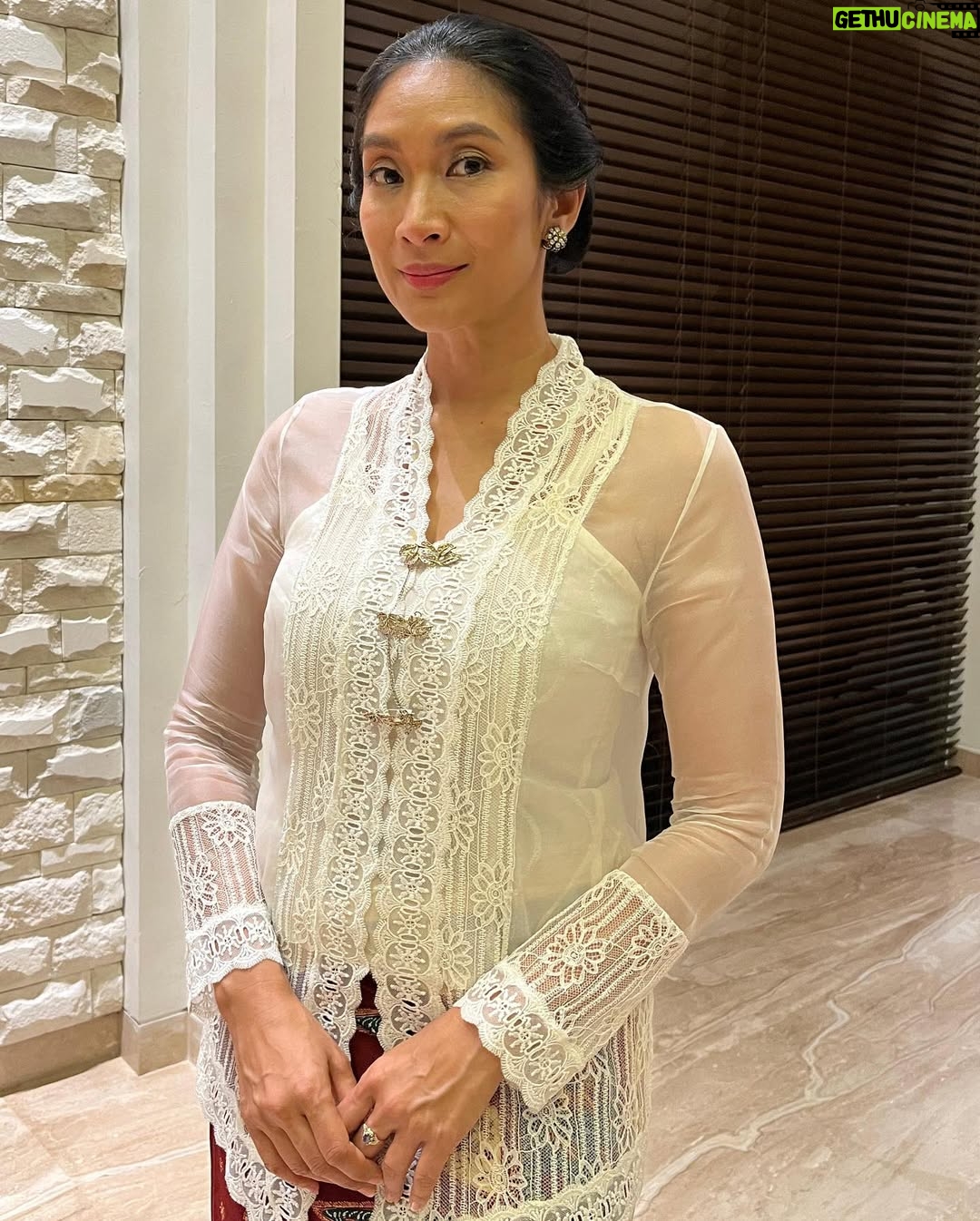 Happy Salma - 3.5K Likes - 🌺
“Aku harus selalu tampil cantik, kata Tuan. Sebab pakaian kusut dan berantakan adalah cerminan dari perusahaan kusut, berantakan, dan tidak dapat dipercaya.”
— Nyai Ontosoroh
Segala yang melekat pada diri saya kemarin malam adalah puisi, tak terkecuali pakaian yang memperkuat cerminan tokoh Nyai Ontosoroh @hagaipakan telah membayangkan masa-masa ketika Nyai itu lahir. Bagaimana gaya berbusana dan warna kain seorang Nyai yang tidak umum. Dan jawaban pertanyaan itu saya sambut dengan menginsafi serta menghidupkannya dalam balutan kebaya dan kain batik yang indah ini.
#seabadpram
#fototidakdiedit