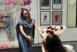 Happy Salma Instagram - Hari ulang tahunnya sudah lewat, tapi panjang berkahnya. Terima kasih untuk kejutan manis ini sobat💘 Saya beruntung❤️🌺⭐️
📸 @mitaluvthemoon