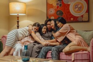 Happy Salma Instagram - ❤️❤️Siap-siap untuk nonton serial terbaru saya bersama Netflix, ratu ratu queens: the series, yang baru saja diumumkan di #NextOnNetflix2025! 
@netflixid