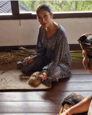 Happy Salma Instagram - ☘️
Satu ketika, saat saya mengenang masa kecil yang akrab dengan kayu. Pertamanya manis malu-malu. Lama-lama posisi tak menentu.