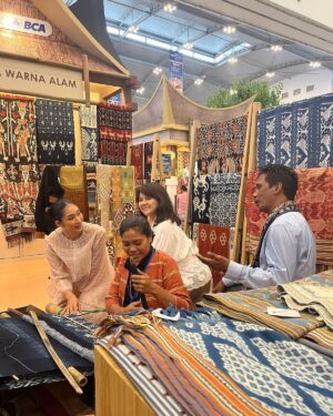 Happy Salma Instagram - Ada hari-hari yang diisi dengan kegiatan. 
Dan didalamnya selalu ada saja hal seru dan mengesankan.
Saya berhias, makan baik, lalu berbincang tentang @tuloladesigns dan #baktibca yang punya perasaan sama. Setelah itu saya bertemu orang yang punya integritas hidup seperti umbu dari sumba, dan mamak yang menenun. Mereka pahlawan budaya. Hati saya penuh.

Busana @dennywirawanofficial 
Penata rias @makeup.aktris 
Penata rambut @ichanaahair
Perhiasan @tuloladesigns
