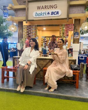 Happy Salma Instagram - Ada hari-hari yang diisi dengan kegiatan. 
Dan didalamnya selalu ada saja hal seru dan mengesankan.
Saya berhias, makan baik, lalu berbincang tentang @tuloladesigns dan #baktibca yang punya perasaan sama. Setelah itu saya bertemu orang yang punya integritas hidup seperti umbu dari sumba, dan mamak yang menenun. Mereka pahlawan budaya. Hati saya penuh.

Busana @dennywirawanofficial 
Penata rias @makeup.aktris 
Penata rambut @ichanaahair
Perhiasan @tuloladesigns