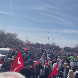 Hatice Aslan Instagram - ☀️Hiç kimse yasanın üstünde değildir .
🥹Yasa sopa gibi kullanılmaz.
⚖️Adalet yönetene de yönetilene de eşit şekilde uygulanır…
Yasa birilerine işleyip birilerine işlemezse o ülkede huzur kalmaz .Nasıl güvende olur halk böyle işlerse yasalar?……♥️ Lütfen doğruyu bu adalet ölçülerini hesaba katarak bulmaya çalışın 🙏🏼 
#tümvarlıklartokuyusun #cömertlik #anlayış

No one is above the law, and the law shouldn’t be used as a weapon. True justice treats everyone equally—those in power and the people they serve.

If the law applies to some but not others, how can there ever be real peace? How can people feel safe if fairness isn’t guaranteed?

Let’s always seek the truth with justice in our hearts.

#tümvarlıklartokuyusun #cömertlik #anlayış