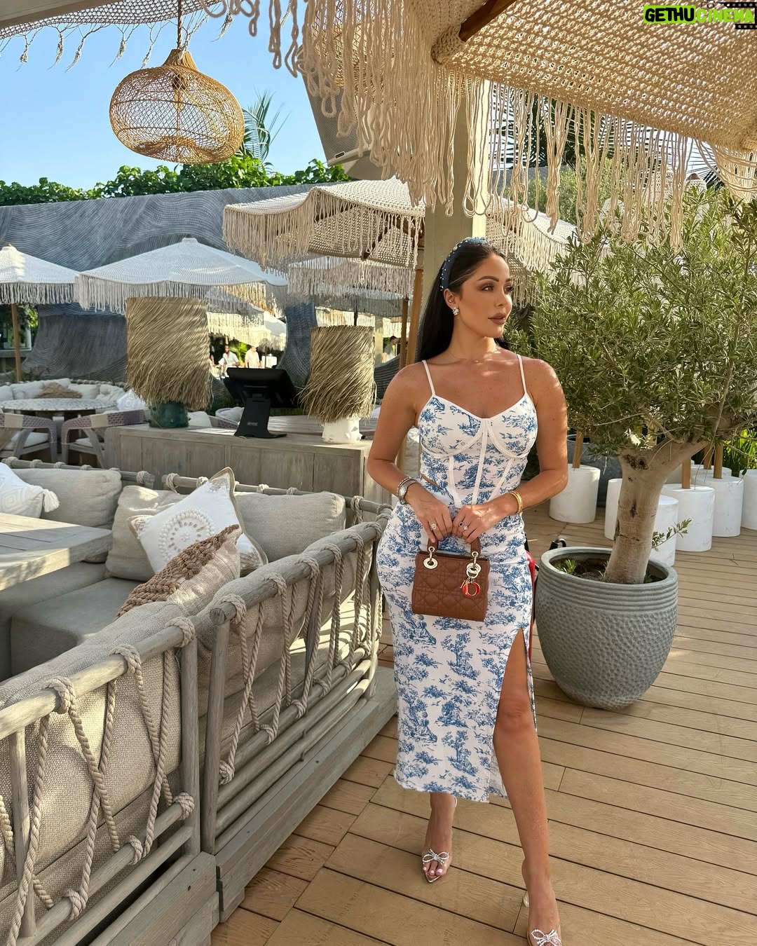 Haya Karazon - 8.3K Likes - أعيش بثلاثة قواعد بسيطة :
الحب يحتاج إلى أفعال ،الثقة تحتاج إلى إثبات ،الاعتذار يحتاج إلى التغير ..🕊️🤍
#fashion #bloggerstyle #amman #palstine
#love #eyemakeup #beauty #makeuplooks #explore #dubai #kuwait #glow #مكياج#photoshoot #palestine🇵🇸#اكسبلور_explore #الاردن #ماكياج #lifestyle #الامارات🇦🇪 #السعودية #قطر #مصر #explorepage #hairstyles #model#bloggerstyleاكسبو