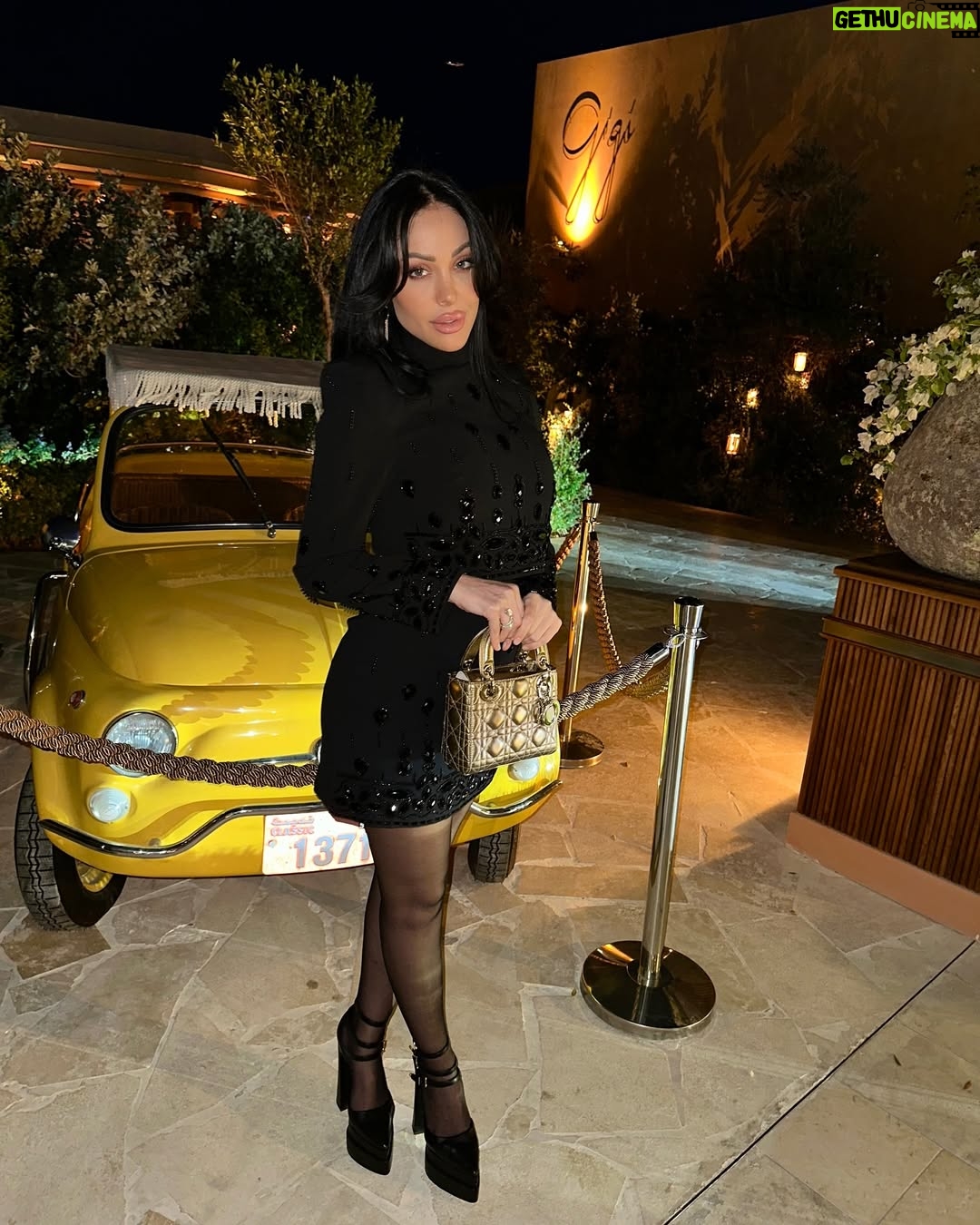 Haya Karazon - 5.8K Likes - “Spending time with people who make you feel comfortable is priceless—you never notice the time passing, “Make the most of every moment.🤍🕊️
#virel #loveislove #love #explore #fypシ #أكسبلور #هيا_كرزون #dener
