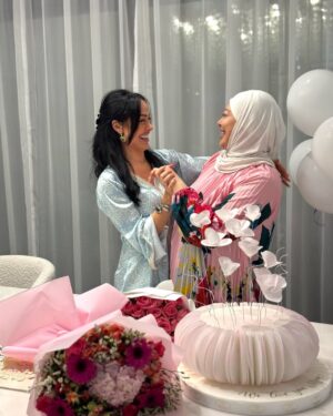 Haya Karazon Instagram - “أمي، كل الحب في قلبي أنتِ أصله ومصدره. الله لا يحرمني منكِ.” ❤

#lover#hayakarazon#virel#إكسبلور#exsplore#happymothersday❤️#هيا_كرزون#ديانا_كرزون#وحدك انتي يا ماما