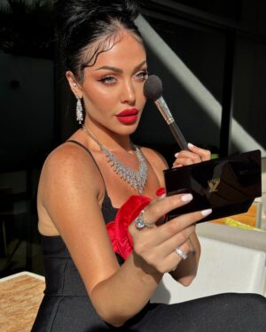 Haya Karazon Instagram - Happy valentine all ❤️🕊️

#happyvalentinesday #vairal #loveislove #هيا_كرزون #dubailife #explore #fyp #اكسبلور_explore #viralvideos