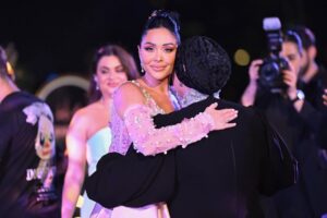 Haya Karazon Instagram - أمي العظيمة، يا أول الأوطان وآخر الملجأ. في يومكِ، أبعث لكِ بكل الحب الذي زرعتيه في قلبي،، وبكل الامتنان لكل لحظة كنتِ فيها درعًا يحمي، ويدًا تساند، وقلبًا يغمرني دفئًا.

أنتِ المحاربة التي لم تستسلم يومًا، التي واجهت الحياة بصلابة وقلب ممتلئ بالإيمان. أنتِ العطاء الذي لا ينضب، والحب الذي لا يشترط، والحنان الذي لا يعوَّض.أنت  من علمتني أن الحب لا يُقاس، وأن التضحية لا تُوزن، وأن الأم هي معجزة لا تتكرر 

كل عام وأنتِ النور الذي يضيء حياتي، والقوة التي تدفعني للأمام، وكل عام وأنتِ أجمل ما في عمري، هاي الست أمي 

#عيدالأم #امي #lovely#vairl#هيا_كرزون#إكسبلور#explorer#fypシ❤️💞❤️