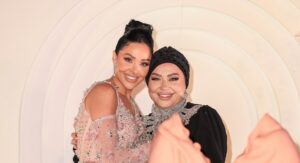 Haya Karazon Instagram - أمي العظيمة، يا أول الأوطان وآخر الملجأ. في يومكِ، أبعث لكِ بكل الحب الذي زرعتيه في قلبي،، وبكل الامتنان لكل لحظة كنتِ فيها درعًا يحمي، ويدًا تساند، وقلبًا يغمرني دفئًا.

أنتِ المحاربة التي لم تستسلم يومًا، التي واجهت الحياة بصلابة وقلب ممتلئ بالإيمان. أنتِ العطاء الذي لا ينضب، والحب الذي لا يشترط، والحنان الذي لا يعوَّض.أنت  من علمتني أن الحب لا يُقاس، وأن التضحية لا تُوزن، وأن الأم هي معجزة لا تتكرر 

كل عام وأنتِ النور الذي يضيء حياتي، والقوة التي تدفعني للأمام، وكل عام وأنتِ أجمل ما في عمري، هاي الست أمي 

#عيدالأم #امي #lovely#vairl#هيا_كرزون#إكسبلور#explorer#fypシ❤️💞❤️