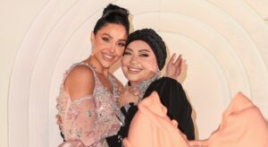 Haya Karazon Instagram - أمي العظيمة، يا أول الأوطان وآخر الملجأ. في يومكِ، أبعث لكِ بكل الحب الذي زرعتيه في قلبي،، وبكل الامتنان لكل لحظة كنتِ فيها درعًا يحمي، ويدًا تساند، وقلبًا يغمرني دفئًا.

أنتِ المحاربة التي لم تستسلم يومًا، التي واجهت الحياة بصلابة وقلب ممتلئ بالإيمان. أنتِ العطاء الذي لا ينضب، والحب الذي لا يشترط، والحنان الذي لا يعوَّض.أنت  من علمتني أن الحب لا يُقاس، وأن التضحية لا تُوزن، وأن الأم هي معجزة لا تتكرر 

كل عام وأنتِ النور الذي يضيء حياتي، والقوة التي تدفعني للأمام، وكل عام وأنتِ أجمل ما في عمري، هاي الست أمي 

#عيدالأم #امي #lovely#vairl#هيا_كرزون#إكسبلور#explorer#fypシ❤️💞❤️
