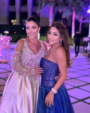 Haya Karazon Instagram - حبيبتي وأختي وصاحبتي هيونا القمر الله يسعدك يا رب ويبعتلك أيام حلوة 
متل قلبك يا رب @hayakarazoun 💖💖🧿🧿
.
.
.
#hayakarazon #engagment #happy #love #friends #dubai #jumana_abubaker