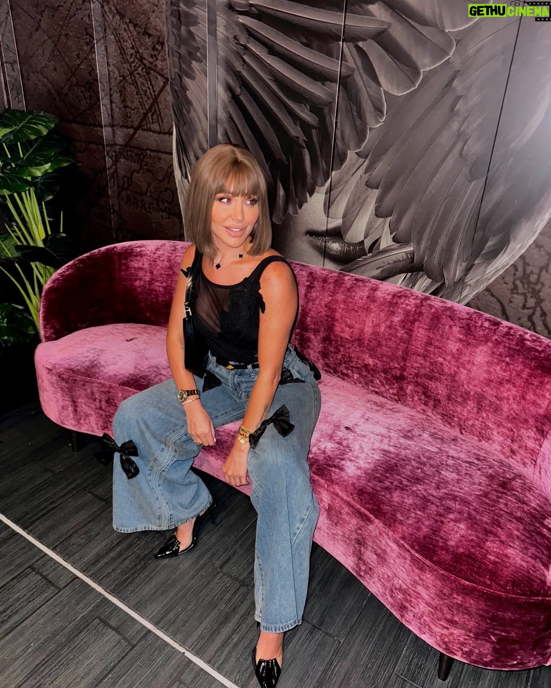Haya Karazon - 9.6K Likes - Keep your eyes on the stars and your feet on the ground 🕊️🤍🐎
#fashion #bloggerstyle #amman #palstine
#love #eyemakeup #beauty #makeuplooks #explore #dubai #kuwait #glow #مكياج#photoshoot #palestine🇵🇸#اكسبلور_explore #الاردن #ماكياج #lifestyle #الامارات🇦🇪 #السعودية #قطر #مصر #explorepage #hairstyles #model#bloggerstyleاكسبو