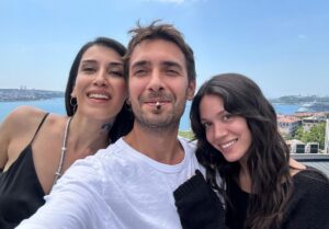 Hazal Subaşı Instagram - Dünyanın en yumuşuk kazağı🫠 #İlkveSon 3💜