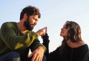 Hazal Subaşı Instagram - Dünyanın en yumuşuk kazağı🫠 #İlkveSon 3💜
