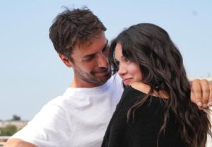 Hazal Subaşı Instagram - Dünyanın en yumuşuk kazağı🫠 #İlkveSon 3💜