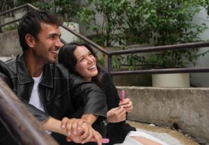 Hazal Subaşı Instagram - Dünyanın en yumuşuk kazağı🫠 #İlkveSon 3💜