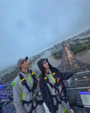 He Ying Ying Instagram - Our first ever bridge climb… in the rain! 
And not just any bridge — we conquered the iconic Story Bridge with rainy skies above and sparkling city lights below. 🌟

It was such an unforgettable experience and truly one of the most unique ways to see Brisbane. Shoutout to Ayden, who’s not the biggest fan of heights, but still made it all the way up 😆💯

Rain, wind, nerves and all… we did it!

@storybridgeadventureclimb 
@visitbrisbane @queensland 
#visitbrisbane #queensland