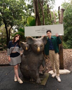 He Ying Ying Instagram - back in our comfort zone 🐨🦘🇦🇺⁣
⁣
we got to pat a koala! and feed kangaroos! and saw so many magnificent and adorable Australian animals at @lonepinekoala, the world’s first and largest koala sanctuary home to 120 koalas 🤩 ⁣
⁣
too much cuteness in one day - can’t wait to show you guys the videos we took there for #YAYSeason2 🤎⁣
⁣
@visitbrisbane ⁣
@queensland