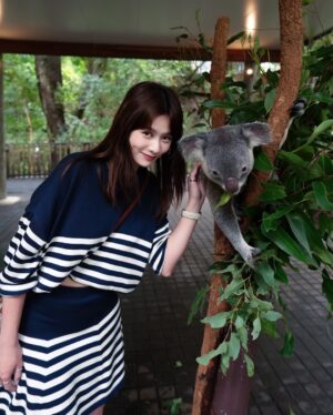 He Ying Ying Instagram - back in our comfort zone 🐨🦘🇦🇺⁣
⁣
we got to pat a koala! and feed kangaroos! and saw so many magnificent and adorable Australian animals at @lonepinekoala, the world’s first and largest koala sanctuary home to 120 koalas 🤩 ⁣
⁣
too much cuteness in one day - can’t wait to show you guys the videos we took there for #YAYSeason2 🤎⁣
⁣
@visitbrisbane ⁣
@queensland