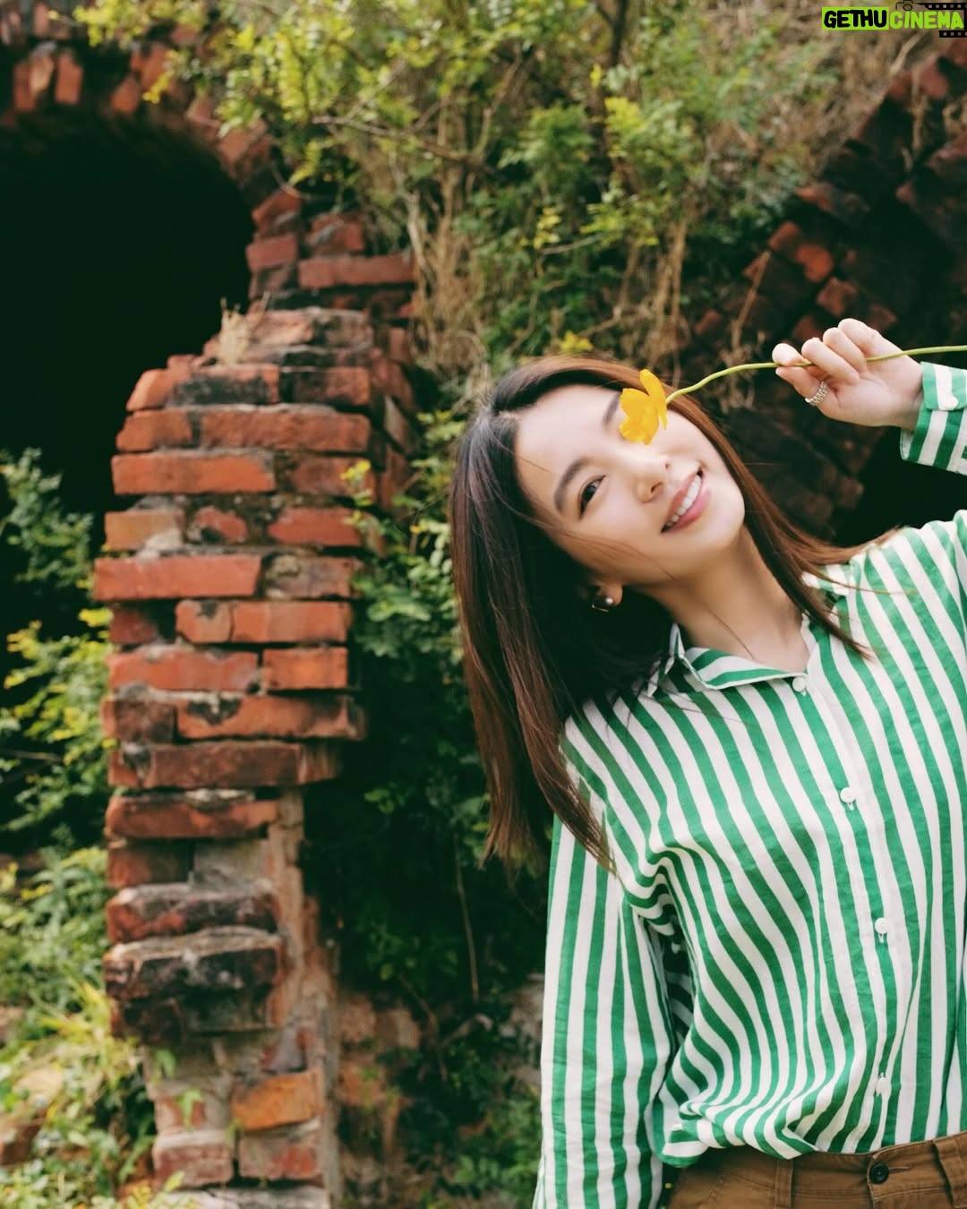 Hebe Tien Fu-chen - 80.8K Likes - 謝謝你們❤️
收到大家的生日祝福,我好幸福。
這幾年放慢了步伐,有機會到處走走看看,有幸欣賞許多世界絕景,也內觀心的風景,豐盛綺麗,曲折離奇,一言難盡。(所以要用唱的吧)
常常在讚嘆美景的同時,心也會發出:「如果能在這裡唱歌,應該會很棒吧!」這樣的聲音。
這念想種下了《田調野地小巡演》的種子。
野地田調一路勘景的過程,從興奮啟程,到懷疑人生。
單純浪漫的初衷,起心想邀喜歡的人,一起做喜歡的事,身處絕景,我唱你聽。
落入現實執行面,才發現方方面面都是絕境,困難指數很高,實在相當磨人呀!
看著鏡中的自己,彷彿看到了拿石頭砸自己腳的王者。
在跛著被自己砸瘸的腿,匍匐前進大自然舞台的路上,也曾懷疑自己的決定,是否真要繼續。(此刻眼眶含淚卻不輕彈,根本是咬牙堅忍的生命鬥士。 好啦~才怪!我浮誇)
甄心感謝田調團隊沒有放棄,依然陪我負重勇敢前行。
也謝謝我自己,選擇站在愛這邊,而不是恐懼那邊。
愛大自然的我,愛唱歌的我,愛你們的我,來地球到此一遊,是來玩的,不是來怕的。
如果你也願意,想邀請你和我一起來這非典型的演出玩玩,舟車勞頓,上山下海。
可能風和日麗,皆大歡喜;也可能風吹日曬雨淋,留下難忘的回憶。
若說這是一場相對異常的演出,我想那是因為有你,而異常地美好。
一二三,我們一起《田調》玩耍去!
是獻給自己,也獻給你的生日禮物。
“有心有願 就會實現”
我對我自己說,也是我送給準備登記抽票的你們的祝福。
(合十感恩)
#田調