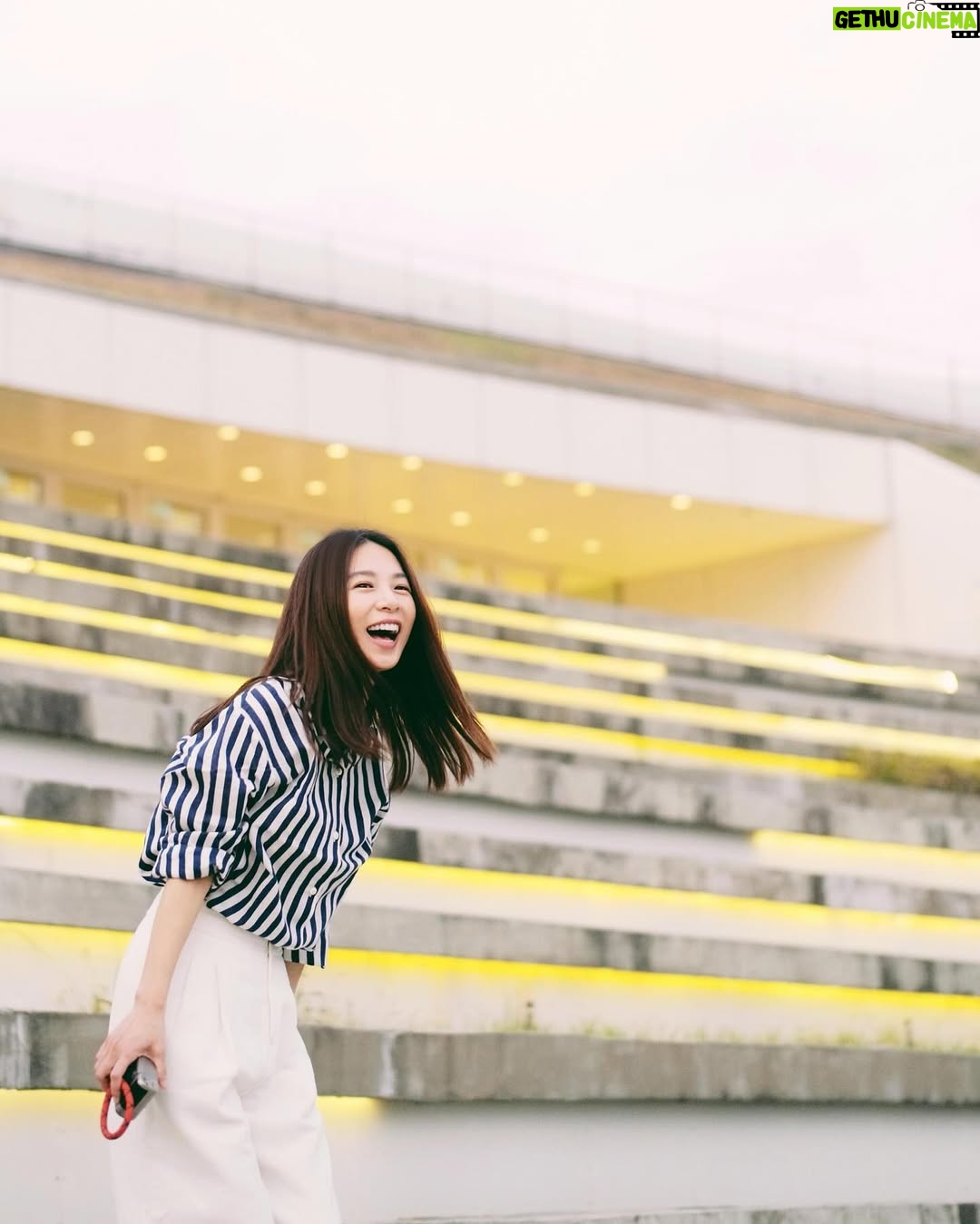Hebe Tien Fu-chen - 80.8K Likes - 謝謝你們❤️
收到大家的生日祝福,我好幸福。
這幾年放慢了步伐,有機會到處走走看看,有幸欣賞許多世界絕景,也內觀心的風景,豐盛綺麗,曲折離奇,一言難盡。(所以要用唱的吧)
常常在讚嘆美景的同時,心也會發出:「如果能在這裡唱歌,應該會很棒吧!」這樣的聲音。
這念想種下了《田調野地小巡演》的種子。
野地田調一路勘景的過程,從興奮啟程,到懷疑人生。
單純浪漫的初衷,起心想邀喜歡的人,一起做喜歡的事,身處絕景,我唱你聽。
落入現實執行面,才發現方方面面都是絕境,困難指數很高,實在相當磨人呀!
看著鏡中的自己,彷彿看到了拿石頭砸自己腳的王者。
在跛著被自己砸瘸的腿,匍匐前進大自然舞台的路上,也曾懷疑自己的決定,是否真要繼續。(此刻眼眶含淚卻不輕彈,根本是咬牙堅忍的生命鬥士。 好啦~才怪!我浮誇)
甄心感謝田調團隊沒有放棄,依然陪我負重勇敢前行。
也謝謝我自己,選擇站在愛這邊,而不是恐懼那邊。
愛大自然的我,愛唱歌的我,愛你們的我,來地球到此一遊,是來玩的,不是來怕的。
如果你也願意,想邀請你和我一起來這非典型的演出玩玩,舟車勞頓,上山下海。
可能風和日麗,皆大歡喜;也可能風吹日曬雨淋,留下難忘的回憶。
若說這是一場相對異常的演出,我想那是因為有你,而異常地美好。
一二三,我們一起《田調》玩耍去!
是獻給自己,也獻給你的生日禮物。
“有心有願 就會實現”
我對我自己說,也是我送給準備登記抽票的你們的祝福。
(合十感恩)
#田調
