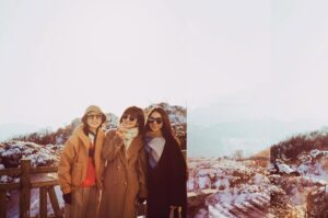 Hebe Tien Fu-chen Instagram - ☘️
上個月和姊妹一起出遊，拖延症如我，積欠了幾百張最美的風景照在我手機裡，遲遲沒分享給她們。幸好這輩子我們彼此相遇，不是來討債的，而是再續善緣，因此沒被追討。哈哈！（雙手合十感恩）

底片相機照倒是洗出來了，少少張的，沒有選擇困難，相機故障一直捨不得送修，因為太喜歡它秀斗隨機重複曝光的驚喜。

今天把驚喜傳給她們看。

老婆：「這張根本專輯封面等級耶，我以為是新作品的照片。」（育兒不忘花式讚美）

加滑很忙，但不忘表示：「讚讚讚😍😍😍」😂

那我也就不藏私，和你們一起分享，世界上最美的風景-S.H.E

1遊客幫我們拍的，和我拍的山上雪景
2笑成這樣是我們最自然的模樣，右邊黑黑的畫面是我們一起泡湯看星星時拍下的星空（不是正在泡湯的我們 謝謝😊）
3我們的司機陳大姐與由布岳的交疊
4美麗的夕陽與後座董娘任大小姐完美側臉呼應
5山與山之間
6金鱗湖與被巨型錦鯉（到此一遊）
7呃⋯我也忘了自己在拍什麼📷😅，總之，那一剎那一定是很美很動人，我才會按下快門✨