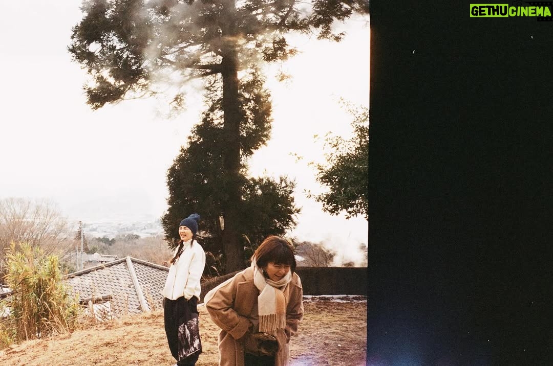 Hebe Tien Fu-chen - 100.9K Likes - ☘️
上個月和姊妹一起出遊,拖延症如我,積欠了幾百張最美的風景照在我手機裡,遲遲沒分享給她們。幸好這輩子我們彼此相遇,不是來討債的,而是再續善緣,因此沒被追討。哈哈!(雙手合十感恩)
底片相機照倒是洗出來了,少少張的,沒有選擇困難,相機故障一直捨不得送修,因為太喜歡它秀斗隨機重複曝光的驚喜。
今天把驚喜傳給她們看。
老婆:「這張根本專輯封面等級耶,我以為是新作品的照片。」(育兒不忘花式讚美)
加滑很忙,但不忘表示:「讚讚讚😍😍😍」😂
那我也就不藏私,和你們一起分享,世界上最美的風景-S.H.E
1遊客幫我們拍的,和我拍的山上雪景
2笑成這樣是我們最自然的模樣,右邊黑黑的畫面是我們一起泡湯看星星時拍下的星空(不是正在泡湯的我們 謝謝😊)
3我們的司機陳大姐與由布岳的交疊
4美麗的夕陽與後座董娘任大小姐完美側臉呼應
5山與山之間
6金鱗湖與被巨型錦鯉(到此一遊)
7呃⋯我也忘了自己在拍什麼📷😅,總之,那一剎那一定是很美很動人,我才會按下快門✨
