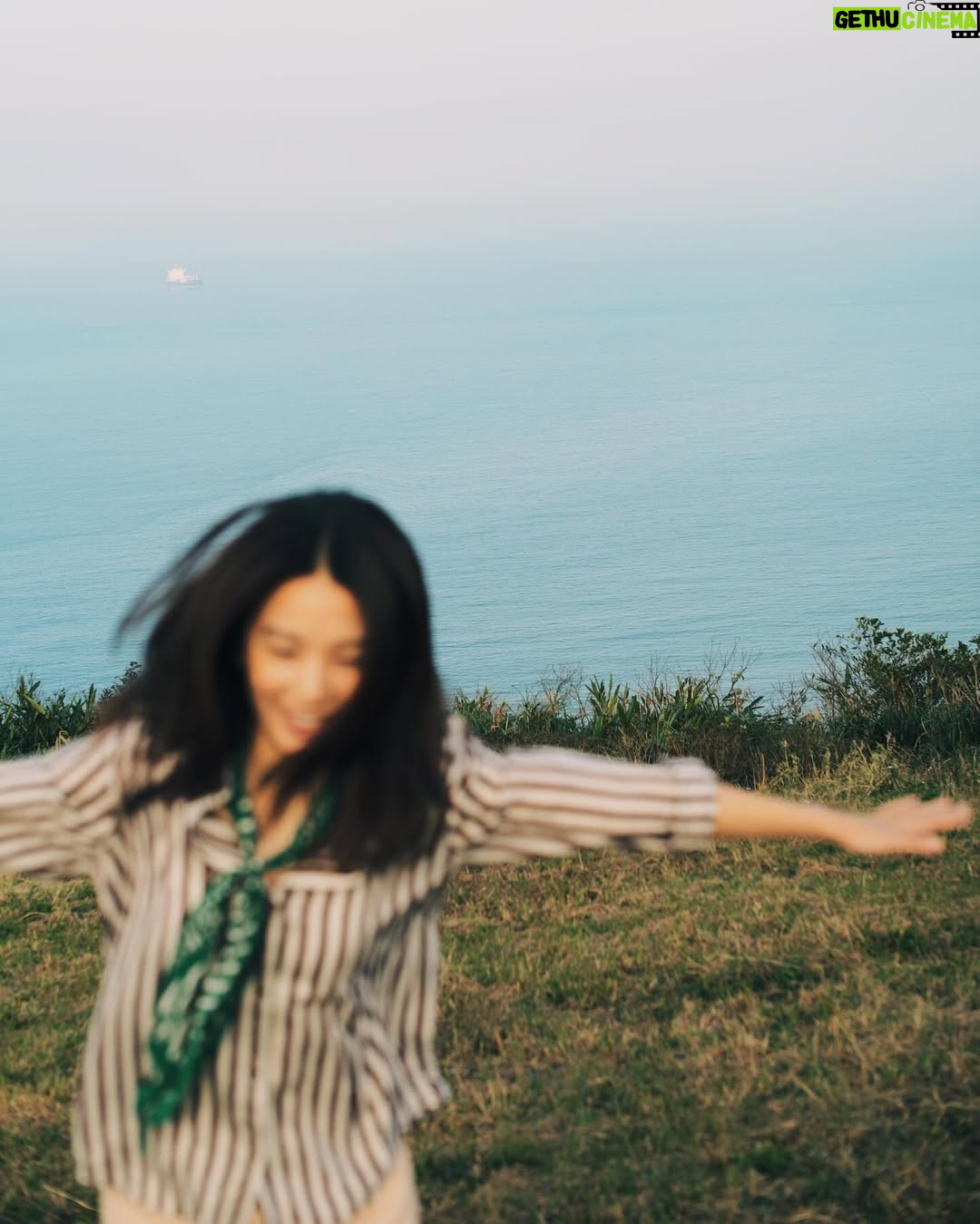 Hebe Tien Fu-chen - 80.8K Likes - 謝謝你們❤️
收到大家的生日祝福,我好幸福。
這幾年放慢了步伐,有機會到處走走看看,有幸欣賞許多世界絕景,也內觀心的風景,豐盛綺麗,曲折離奇,一言難盡。(所以要用唱的吧)
常常在讚嘆美景的同時,心也會發出:「如果能在這裡唱歌,應該會很棒吧!」這樣的聲音。
這念想種下了《田調野地小巡演》的種子。
野地田調一路勘景的過程,從興奮啟程,到懷疑人生。
單純浪漫的初衷,起心想邀喜歡的人,一起做喜歡的事,身處絕景,我唱你聽。
落入現實執行面,才發現方方面面都是絕境,困難指數很高,實在相當磨人呀!
看著鏡中的自己,彷彿看到了拿石頭砸自己腳的王者。
在跛著被自己砸瘸的腿,匍匐前進大自然舞台的路上,也曾懷疑自己的決定,是否真要繼續。(此刻眼眶含淚卻不輕彈,根本是咬牙堅忍的生命鬥士。 好啦~才怪!我浮誇)
甄心感謝田調團隊沒有放棄,依然陪我負重勇敢前行。
也謝謝我自己,選擇站在愛這邊,而不是恐懼那邊。
愛大自然的我,愛唱歌的我,愛你們的我,來地球到此一遊,是來玩的,不是來怕的。
如果你也願意,想邀請你和我一起來這非典型的演出玩玩,舟車勞頓,上山下海。
可能風和日麗,皆大歡喜;也可能風吹日曬雨淋,留下難忘的回憶。
若說這是一場相對異常的演出,我想那是因為有你,而異常地美好。
一二三,我們一起《田調》玩耍去!
是獻給自己,也獻給你的生日禮物。
“有心有願 就會實現”
我對我自己說,也是我送給準備登記抽票的你們的祝福。
(合十感恩)
#田調