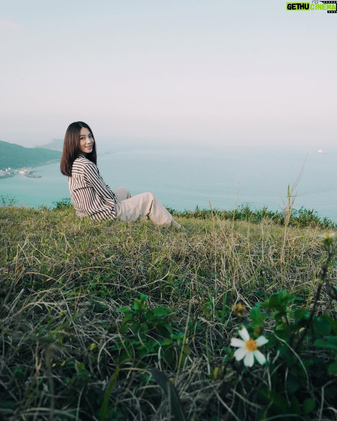 Hebe Tien Fu-chen - 80.8K Likes - 謝謝你們❤️
收到大家的生日祝福,我好幸福。
這幾年放慢了步伐,有機會到處走走看看,有幸欣賞許多世界絕景,也內觀心的風景,豐盛綺麗,曲折離奇,一言難盡。(所以要用唱的吧)
常常在讚嘆美景的同時,心也會發出:「如果能在這裡唱歌,應該會很棒吧!」這樣的聲音。
這念想種下了《田調野地小巡演》的種子。
野地田調一路勘景的過程,從興奮啟程,到懷疑人生。
單純浪漫的初衷,起心想邀喜歡的人,一起做喜歡的事,身處絕景,我唱你聽。
落入現實執行面,才發現方方面面都是絕境,困難指數很高,實在相當磨人呀!
看著鏡中的自己,彷彿看到了拿石頭砸自己腳的王者。
在跛著被自己砸瘸的腿,匍匐前進大自然舞台的路上,也曾懷疑自己的決定,是否真要繼續。(此刻眼眶含淚卻不輕彈,根本是咬牙堅忍的生命鬥士。 好啦~才怪!我浮誇)
甄心感謝田調團隊沒有放棄,依然陪我負重勇敢前行。
也謝謝我自己,選擇站在愛這邊,而不是恐懼那邊。
愛大自然的我,愛唱歌的我,愛你們的我,來地球到此一遊,是來玩的,不是來怕的。
如果你也願意,想邀請你和我一起來這非典型的演出玩玩,舟車勞頓,上山下海。
可能風和日麗,皆大歡喜;也可能風吹日曬雨淋,留下難忘的回憶。
若說這是一場相對異常的演出,我想那是因為有你,而異常地美好。
一二三,我們一起《田調》玩耍去!
是獻給自己,也獻給你的生日禮物。
“有心有願 就會實現”
我對我自己說,也是我送給準備登記抽票的你們的祝福。
(合十感恩)
#田調