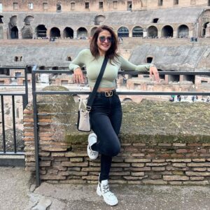 Heidy Karam Instagram - الحياه مش دايماً اجازه سعيده . الحياه فيها كتير مطبات تجارب و اختبارات . الحياه رحله مش سهله لكن تستاهل تتعاش . في الاجازه دي بالذات كنا بنمر كعيله بأزمه صحيه مش سهله في يوم هاحكيلكم عليها لسبب وحيد لان ربنا تجلى في حياتنا بمنتهى الروعه بفضل الازمه دي . لكن برغم الازمه الصحيه حاولنا بكل قوتنا اننا نتمسك بالامل و الايمان. مش كل اللي بتشوفوه على السوشيال ميديا بيكون هو الحقيقه . ساعات الابتسامه العريضه و النضاره الحلوه بنخبي و راهم وجع و حزن و دموع . بس برده الحياه جميله بكل ما فيها 😁😁😁 و مغامره رائعه بكل معانيها 😊😊😊💪💪💪
